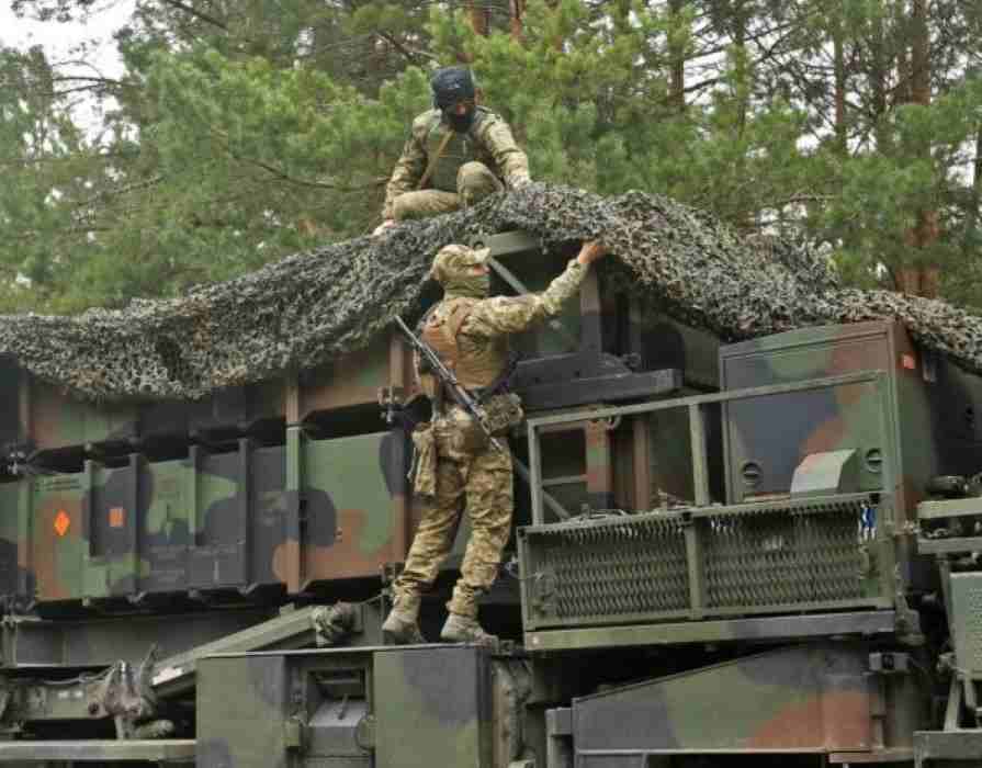 Ισραήλ, Ιράν, Μέση Ανατολή, πόλεμος, ΗΠΑ, Ελλάδα, Ένοπλες Δυνάμεις, Σούδα, Κρήτη, Δυτική Ελλάδα, αμυντικός εξοπλισμός, αρματαγωγό, στρατιωτική επιχείρηση, πολεμικό ναυτικό, επιφυλακή, πυρηνικές εγκαταστάσεις, στρατιωτικό προσωπικό, στρατιωτική βάση, γεωπολιτική κρίση, ελληνική άμυνα, ΝΑΤΟ, Αμερικανική επέμβαση, στρατιωτική κινητοποίηση, Σούδα βάση, στρατηγική σημασία, αποκλειστικό ρεπορτάζ