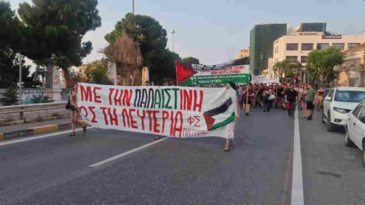 Πάτρα, πορεία, Παλαιστίνη, αλληλεγγύη, διαδήλωση, Πλατεία Γεωργίου, δικαιοσύνη, ανεξαρτησία, συλλογικότητες, φοιτητικοί σύλλογοι, συνθήματα, ελευθερία, αυτοδιάθεση, κατάπαυση πυρός, ιμπεριαλισμός, ελληνική κυβέρνηση, κινητοποίηση, ειρηνικά, αστυνομικές δυνάμεις, ανθρώπινα δικαιώματα