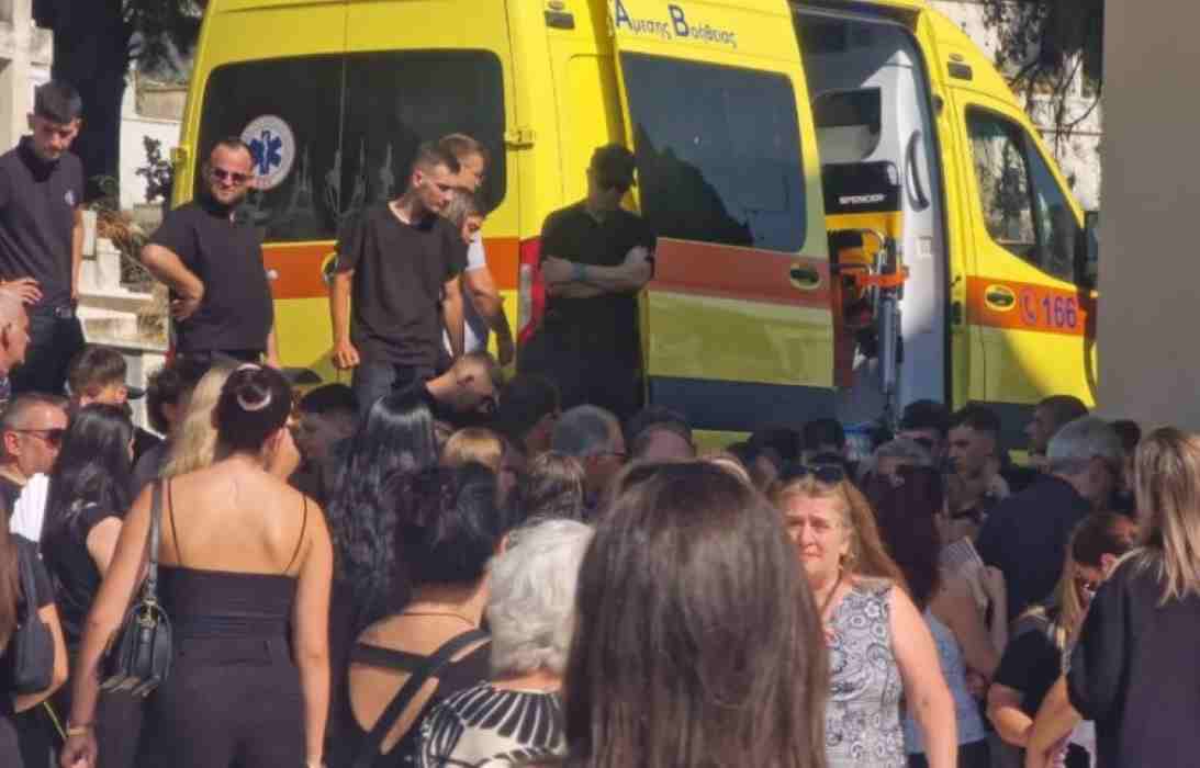 τραγωδία, Αραχωβίτικα, Πάτρα, Νίκος Πάτσης, κηδεία, Δημοτικό Κοιμητήριο Πατρών, λιποθυμία, Δήμαρχος Πατρέων, Κώστας Πελετίδης, πρώτες βοήθειες, γιατρός, καρδιολόγος, ΕΚΑΒ, ασθενοφόρο, συγκίνηση, πένθος, τοπική κοινωνία, νεαρός, διασώστες, θλίψη