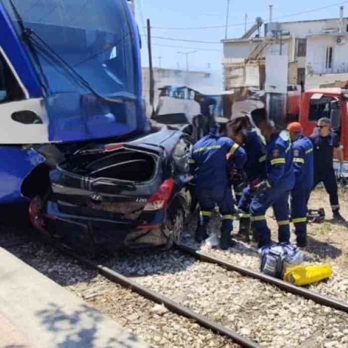 τρένο, Πάτρα, ατύχημα, Ι.Χ., Ανθείας, σύγκρουση, σιδηροδρομικές γραμμές, απεγκλωβισμός, Πυροσβεστική, Αστυνομία, ασθενοφόρο, τραυματίας, ΕΚΑΒ, οδηγός, τροχαίο