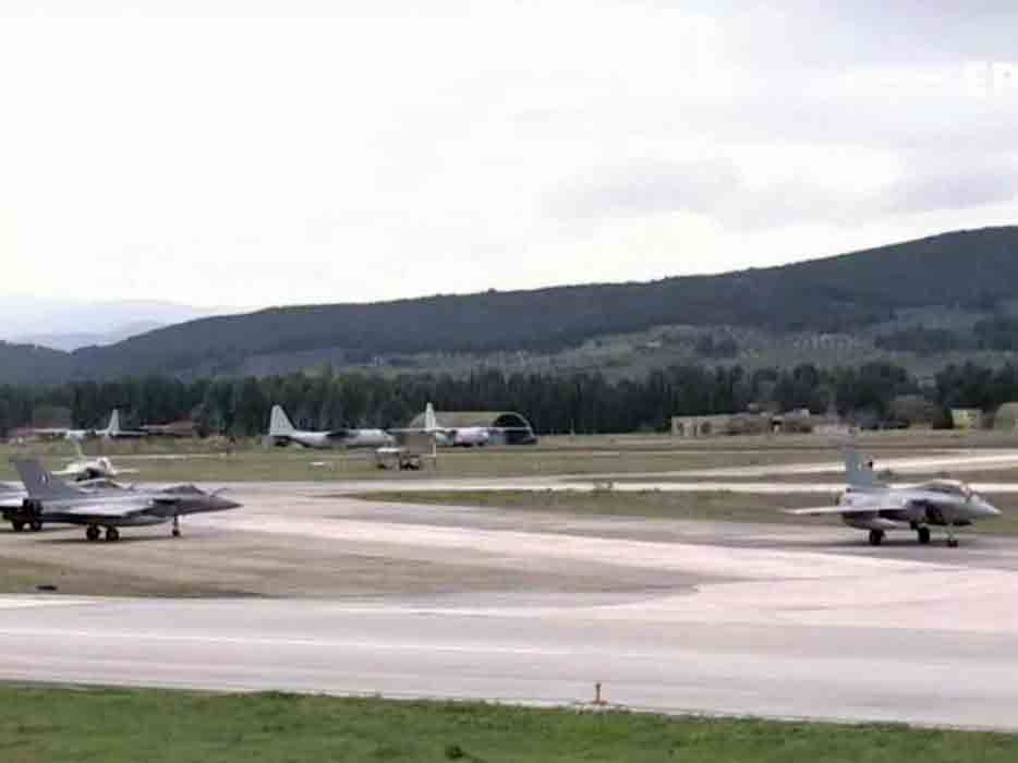 Τανάγρα, 114 Πτέρυγα Μάχης, Rafale, ΕΑΒ, Ελληνική Αμυντική Βιομηχανία, κατασκοπεία, στρατιωτική βάση, σύλληψη, ασιατικής καταγωγής, φωτογράφιση, στρατιωτικά αεροσκάφη, εθνική ασφάλεια, μαχητικά, στρατηγικός στόχος, γεωπολιτική ένταση, ελληνικές αρχές, ΕΥΠ, στρατιωτικές εγκαταστάσεις, παραβίαση, καταγραφή υλικού, μέτρα ασφαλείας, κρίσιμη υποδομή, ερευνητική διαδικασία, ξένες δυνάμεις, υπόπτοι, στρατιωτική ζώνη