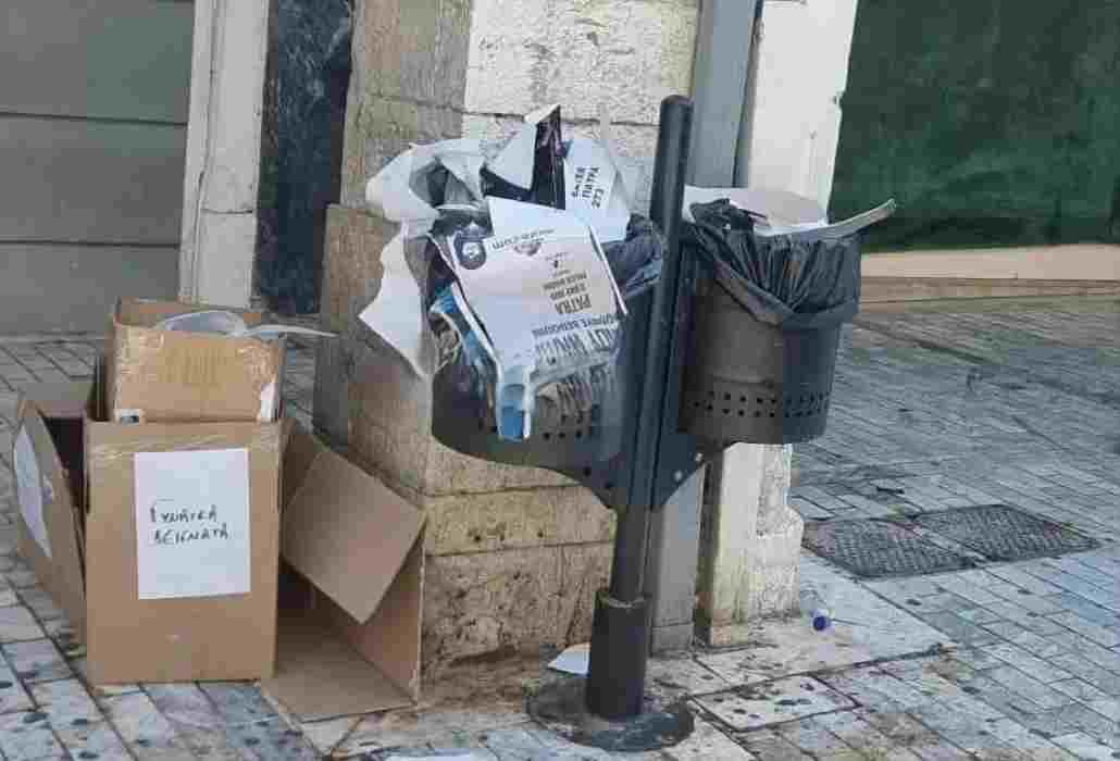 πεζόδρομος, Αγίου Νικολάου, Μαιζώνος, Κορίνθου, καλαθάκια απορριμμάτων, σκουπίδια, κάδοι, καταστηματάρχες, πολίτες, Πάτρα, Δήμος Πατρέων, Παναγιώτης Μελάς, αστικός εξοπλισμός, καθαριότητα, δημόσιος χώρος, κέντρο πόλης, Νεολόγος Πατρών, καθημερινότητα, προβλήματα πόλης, αναβάθμιση υποδομών