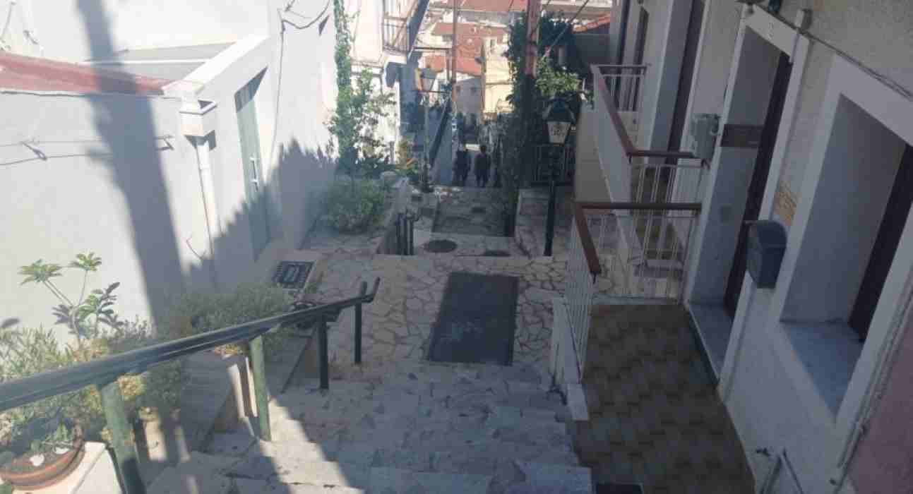 Πάτρα, Άνω Πόλη, σκάλες Τριτάκη, στενά Άνω Πόλης, Κάστρο Πάτρας, Φρουρίου, γραφικά στενά, παλιά γειτονιά, ιστορία Πάτρας, θέα Πάτρα, τουριστική διαδρομή, ρομαντική βόλτα, παραδοσιακή αρχιτεκτονική, σκαλάκια Πάτρας, πεζοπορική διαδρομή, πολιτιστική κληρονομιά, αστική περιήγηση, ρομαντικές εικόνες, ιστορικό κέντρο Πάτρας, τουριστικός προορισμός