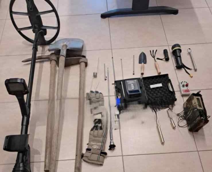 παράνομες ανασκαφές, Ερύμανθος Αχαΐας, αρχαία αντικείμενα, σύλληψη, αξίνα, ανιχνευτής μετάλλων, ραβδοσκόπηση, αρχαιοκαπηλία, ΣΤ’ Εφορία Αρχαιοτήτων, αυτοφώρο, αρχαιολογική προστασία, παράνομη έρευνα, πολιτιστική κληρονομιά, κατασχεθέντα εργαλεία, αστυνομική επιχείρηση
