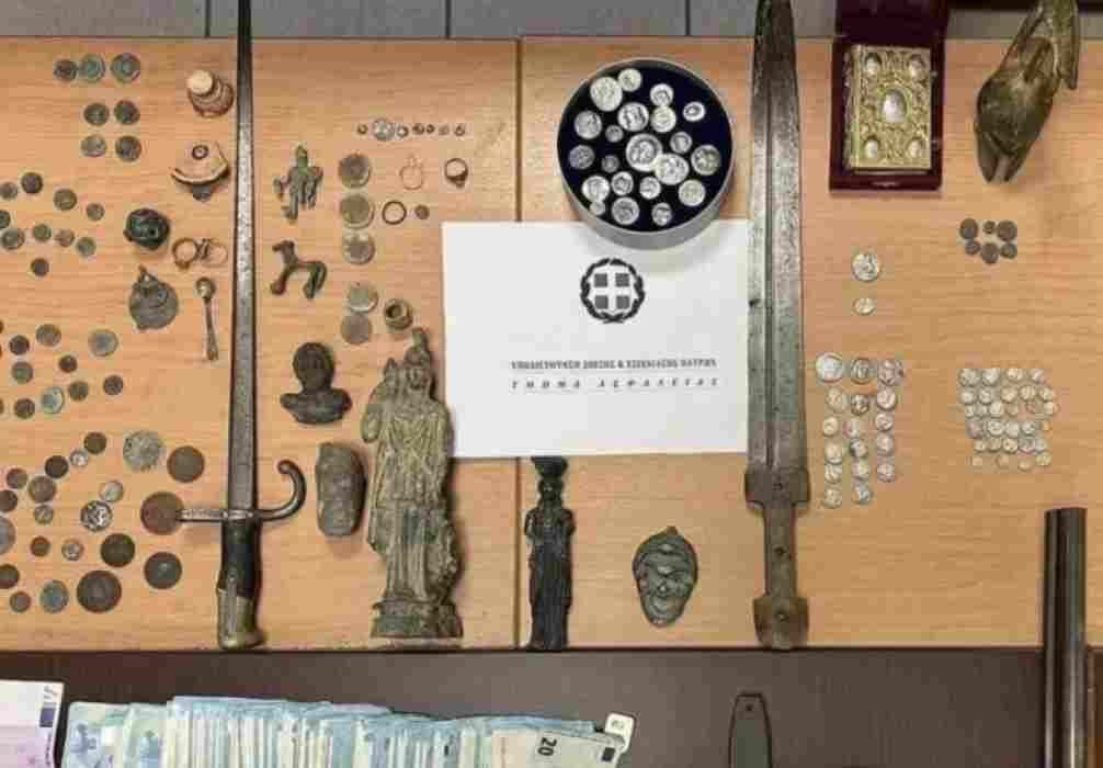 Ξήλωμα κυκλώματος αρχαιοκαπήλων με... βαρύ παρελθόν – Στο φως η «παλιά φρουρά» της αρχαιοκαπηλίας Επιχείρηση-μαμούθ σε 20 πόλεις της Ελλάδας και στο Μόναχο – 39 συλλήψεις, δεκάδες κατηγορούμενοι με… προϊστορία στον χώρο Το κουβάρι ενός από τα μεγαλύτερα κυκλώματα αρχαιοκαπηλίας των τελευταίων ετών ξετυλίχτηκε μεθοδικά από τους αξιωματικούς της Υποδιεύθυνσης Ασφαλείας Πατρών, αποκαλύπτοντας μια εγκληματική οργάνωση με… βαριά ιστορία. Άνδρες με «καριέρα» δεκαετιών στον χώρο της αρχαιοκαπηλίας, ηλικίας από 60 έως και άνω των 70 ετών, ενώθηκαν για να δραστηριοποιηθούν εκ νέου στον σκοτεινό κόσμο των παράνομων ανασκαφών και της εμπορίας αρχαίων αντικειμένων. Σύμφωνα με πληροφορίες, από τους συνολικά 39 συλληφθέντες, τουλάχιστον 13 είναι άνω των 70 ετών, ενώ 20 ξεπερνούν τα 65. Ανάμεσά τους ξεχωρίζει ένας 70χρονος από την Κεντρική Ελλάδα, ο οποίος είχε απασχολήσει τις Αρχές για υπόθεση αρχαιοκαπηλίας σχεδόν τέσσερις δεκαετίες πριν! Η υπόθεση ήρθε στην επιφάνεια ύστερα από καταγγελία που έφτασε στην ΕΛ.ΑΣ. τον Οκτώβριο του 2023, σχετικά με άνδρα στην περιοχή της Αχαΐας, ο οποίος πραγματοποιούσε ανασκαφές με ανιχνευτές μετάλλων σε αρχαιολογικούς χώρους. Από την άρση του τηλεφωνικού απορρήτου, ταυτοποιήθηκε ένα πρόσωπο με καταγωγή από τα Τζουμέρκα, γεγονός που οδήγησε σταδιακά σε ευρύτερες παρακολουθήσεις και την αποκάλυψη του εκτεταμένου κυκλώματος. Η αστυνομική έρευνα υπήρξε επίπονη και γεμάτη εμπόδια. Όπως επισημαίνουν πηγές της Ασφάλειας, η δράση του κυκλώματος «πάγωσε» προσωρινά τον Μάρτιο του 2024 μετά την εξάρθρωση αντίστοιχης οργάνωσης στη Βόρεια Ελλάδα. Ωστόσο, η δραστηριότητα αναθερμάνθηκε στα τέλη Απριλίου και συνεχίστηκε έως και τις αρχές Ιουνίου του 2025. Η τελική επιχείρηση εκτυλίχθηκε ταυτόχρονα σε 20 ελληνικές πόλεις —από το Μεσολόγγι και την Πάτρα έως την Αλεξανδρούπολη και τη Ρόδο— καθώς και στο Μόναχο της Γερμανίας, με τη συνεργασία των γερμανικών αρχών και μετά την έκδοση ευρωπαϊκού εντάλματος έρευνας. Η ημερομηνία-κλειδί ήταν η 23η Ιουνίου 2026, όταν στήθηκε συντονισμένη επιχείρηση σε Ελλάδα και Γερμανία. Οι συλληφθέντες αντιμετωπίζουν βαρύ κατηγορητήριο, με βασικά αδικήματα αυτά της σύστασης και συμμετοχής σε εγκληματική οργάνωση, αρχαιοκαπηλία, παράνομες ανασκαφές και διακίνηση πολιτιστικών αγαθών. Αξίζει να σημειωθεί ότι τουλάχιστον δέκα από αυτούς είχαν «σταθερή ροπή» στην αρχαιοκαπηλία, όπως χαρακτηριστικά αναφέρεται στη δικογραφία, επαναλαμβάνοντας το ίδιο modus operandi σε κάθε περίπτωση. Το κύκλωμα φέρεται να χρησιμοποιούσε κωδικοποιημένες ονομασίες στις επικοινωνίες του, ενώ είχε αναπτύξει δίκτυο επαφών σε διάφορες περιοχές της χώρας. Σημαντικός κρίκος της έρευνας υπήρξε ηλικιωμένος από τα Τρίκαλα, ο οποίος συνδεόταν με άτομα από την Αιτωλοακαρνανία και άλλες περιοχές της Δυτικής Ελλάδας. Η υπόθεση αναμένεται να απασχολήσει για καιρό τις δικαστικές Αρχές, ενώ οι αστυνομικές υπηρεσίες εκφράζουν την ικανοποίησή τους για την εξάρθρωση ενός κυκλώματος που λυμαίνονταν την πολιτιστική μας κληρονομιά, με μεθοδικότητα και οργάνωση που θυμίζει επαγγελματικά δίκτυα του εξωτερικού.