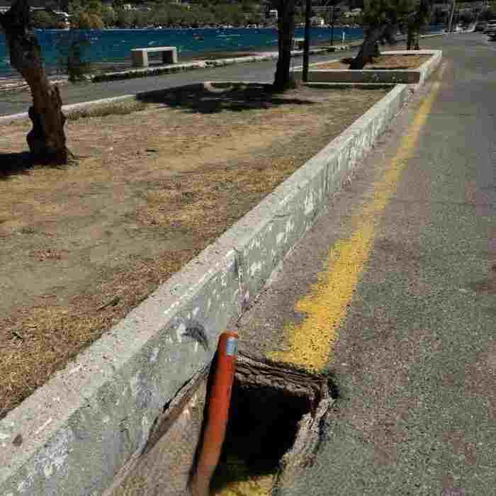 Ψαθόπυργος, φρεάτιο, ανοιχτό φρεάτιο, κίνδυνος, ατύχημα, παραλία, πεζοί, οδηγοί, κοινόχρηστος χώρος, τουρίστες, καλοκαίρι, ασφάλεια, δημοτικές αρχές, παρέμβαση, πρόληψη, κάτοικοι, υποδομές, παραλιακό μέτωπο, δημόσιος χώρος, τοπική αυτοδιοίκηση