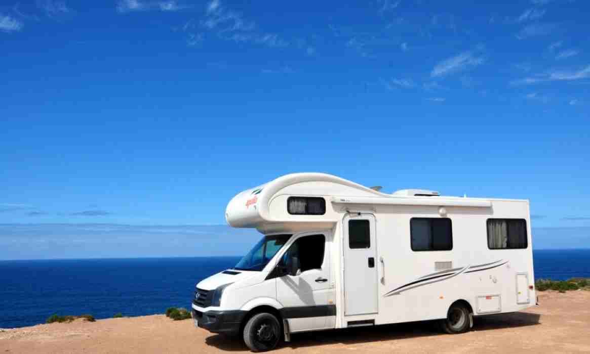 κλοπή, τροχόσπιτο, τουρίστες, Αυστρία, Ρίο, Αντίρριο, πορθμείο, μεσημέρι, Δευτέρα, γυναικεία τσάντα, 1.500 ευρώ, προσωπικά έγγραφα, ΕΛ.ΑΣ., δράστης, συνεργοί, αστυνομία, έρευνες, τουριστική περιοχή, ασφάλεια, εγκληματικότητα