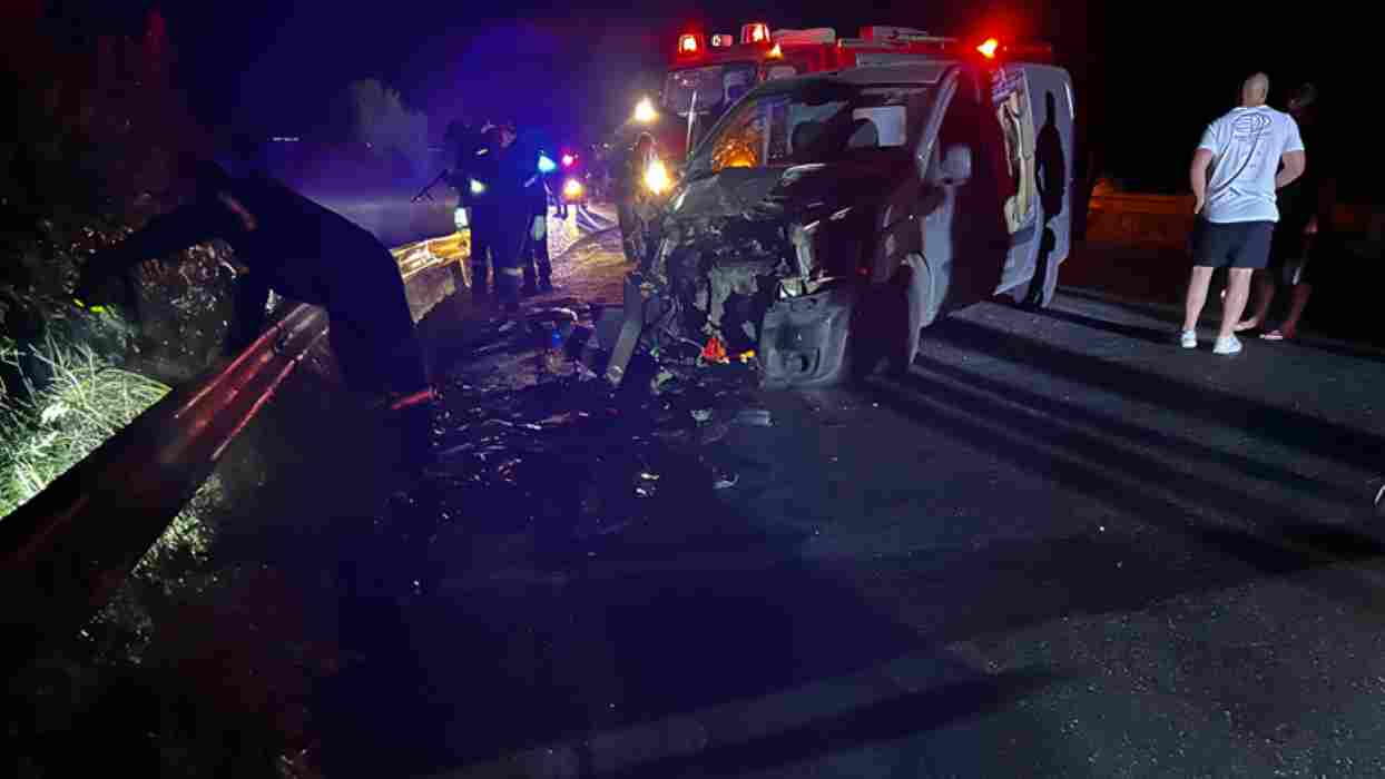 τροχαίο δυστύχημα, Αντιρρίου – Ιωαννίνων, Αγρίνιο, ΙΧ, βαν, σύγκρουση, φωτιά, χαντάκι, απανθρακωμένος, 21χρονος, νεκρός οδηγός, τραυματίες, Νοσοκομείο Αγρινίου, Τροχαία, προστατευτικές μπάρες, μετωπική σύγκρουση, σοβαρό ατύχημα, νυχτερινό δυστύχημα, εγκλωβισμός, σκηνές σοκ