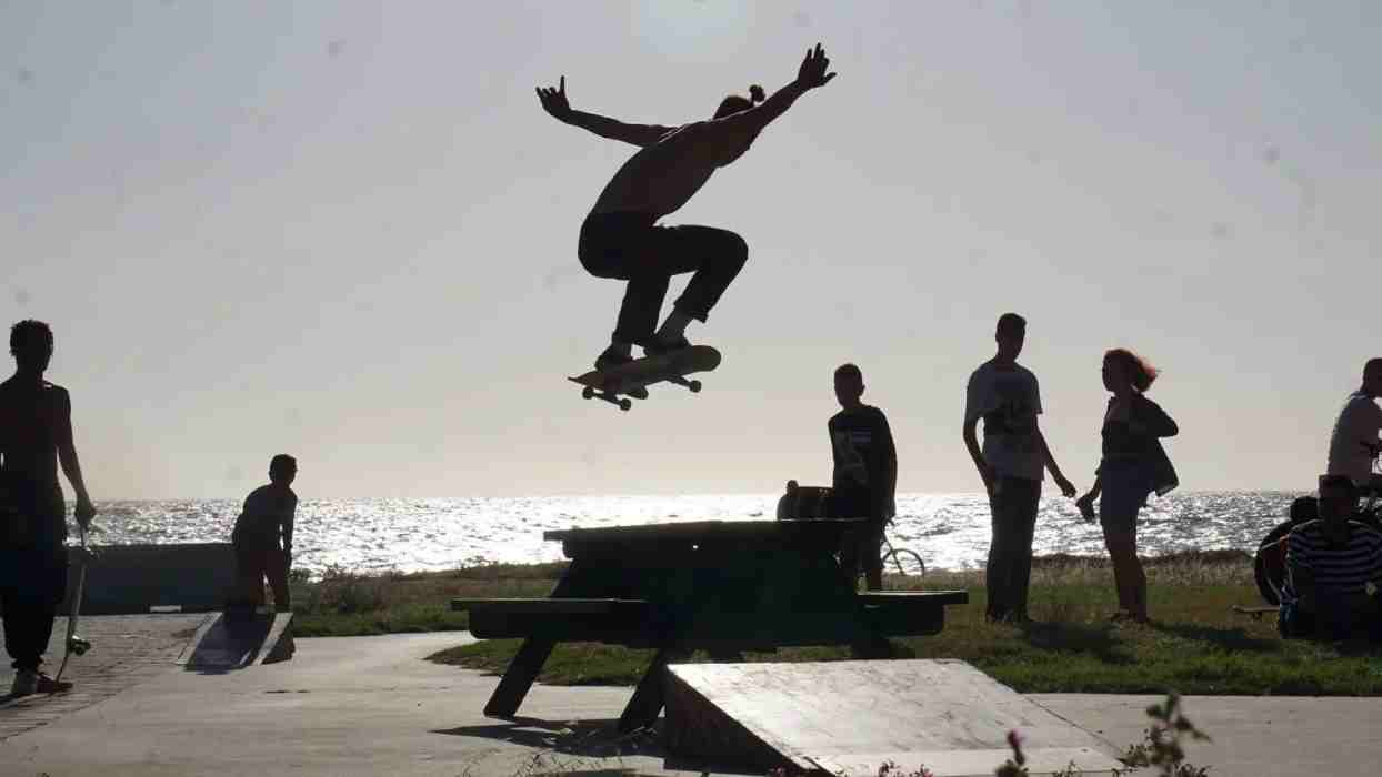 Skate Park, Πάτρα, νεολαία, skateboarding, BMX, roller skates, ασφάλεια, αστική ανάπλαση, Κόκκινος Μύλος, Νότιο Πάρκο, παραλιακή ζώνη, αθλητισμός, τουρισμός, FIFTY, Ολυμπιακές προδιαγραφές, φοιτητές, δημόσιοι χώροι, τραυματισμοί, κοινωνική ένταξη, Δήμος Πατρέων, skate κοινότητα, Ναύπακτος, χρηματοδότηση, δημοτική αρχή, αστική υποδομή, αθλητική έκφραση, πολιτισμός, προοπτική, Ρώμη, skate αγώνες, ανάπτυξη πόλης