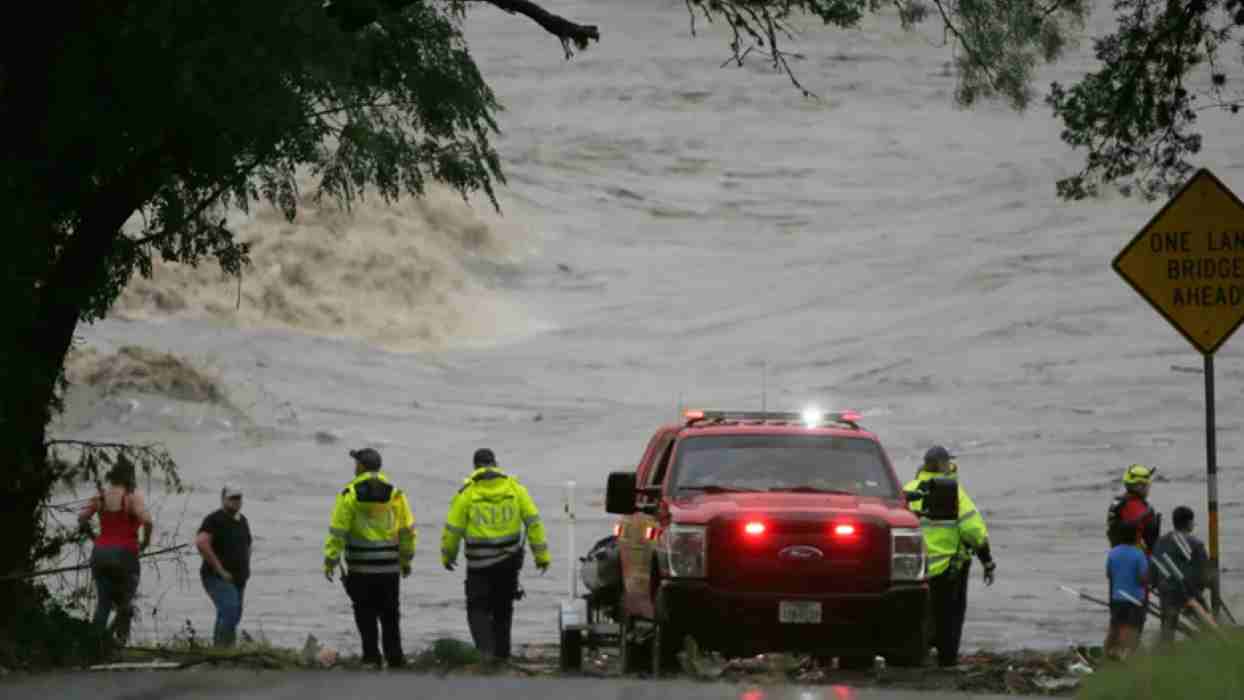 Τέξας, πλημμύρες, νεκροί, αγνοούμενοι, κομητεία Κερ, Κέρβιλ, ποταμός Γκουανταλούπε, κατασκήνωση, θεομηνία, σωστικά συνεργεία, Γκρεγκ Άμποτ, Κρίστι Νόεμ, ακραία καιρικά φαινόμενα, ΗΠΑ, φυσική καταστροφή, βροχοπτώσεις, πολιτική προστασία, Εθνική Φρουρά, θύματα, τραγωδία