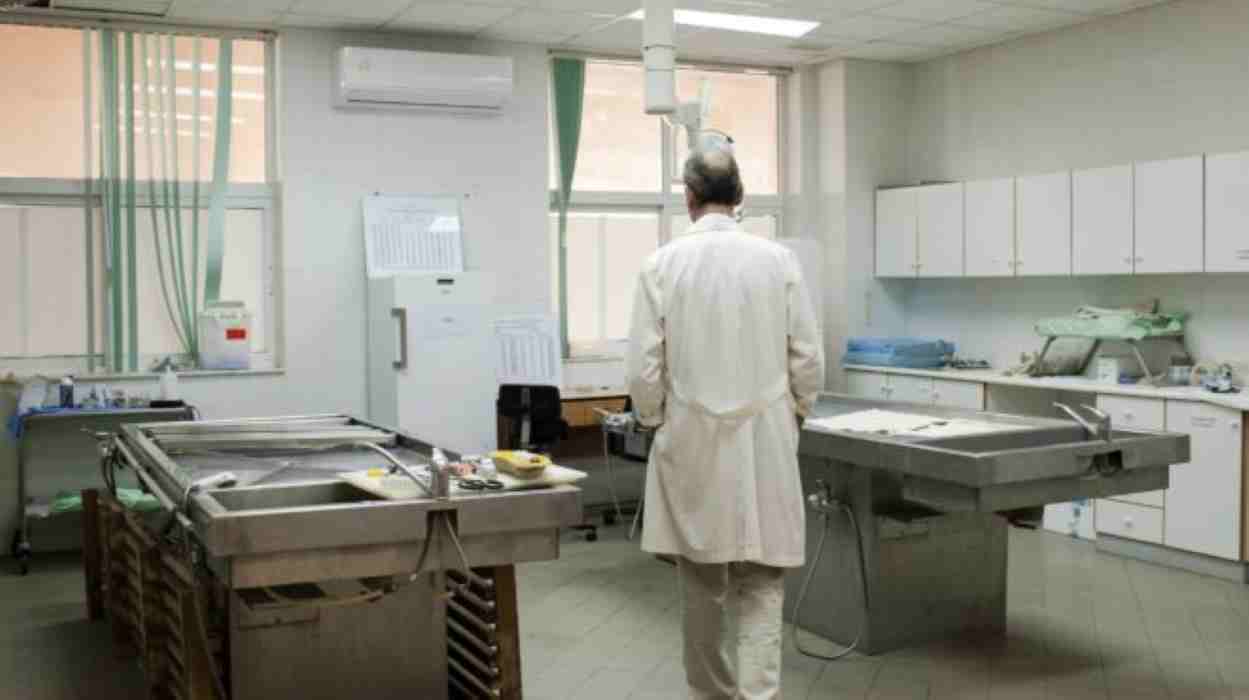 ιατροδικαστική υπηρεσία Πατρών, Ανδρέας Γκότσης, Αγγελική Τσιόλα, Φλωρίδης, Πισπιρίγκου, Μουρτζούκου, παιδικές δολοφονίες, παθολογικά αίτια, δικαστική έρευνα, ιατρικά λάθη, ανθρωποκτονία, νεκροψία, υπηρεσία σε αργία, Ιατροδικαστική Κόρινθος, κόστος μεταφοράς σορού, δικαιοσύνη, Υπουργείο Δικαιοσύνης, υπηρεσιακή ανεπάρκεια, καθυστέρηση ταφής, Αχαΐα, Ηλεία, Αιτωλοακαρνανία, Ιόνια Νησιά, διακρίσεις, δύο μέτρα και δύο σταθμά, νεκροτομείο, απονομή δικαιοσύνης