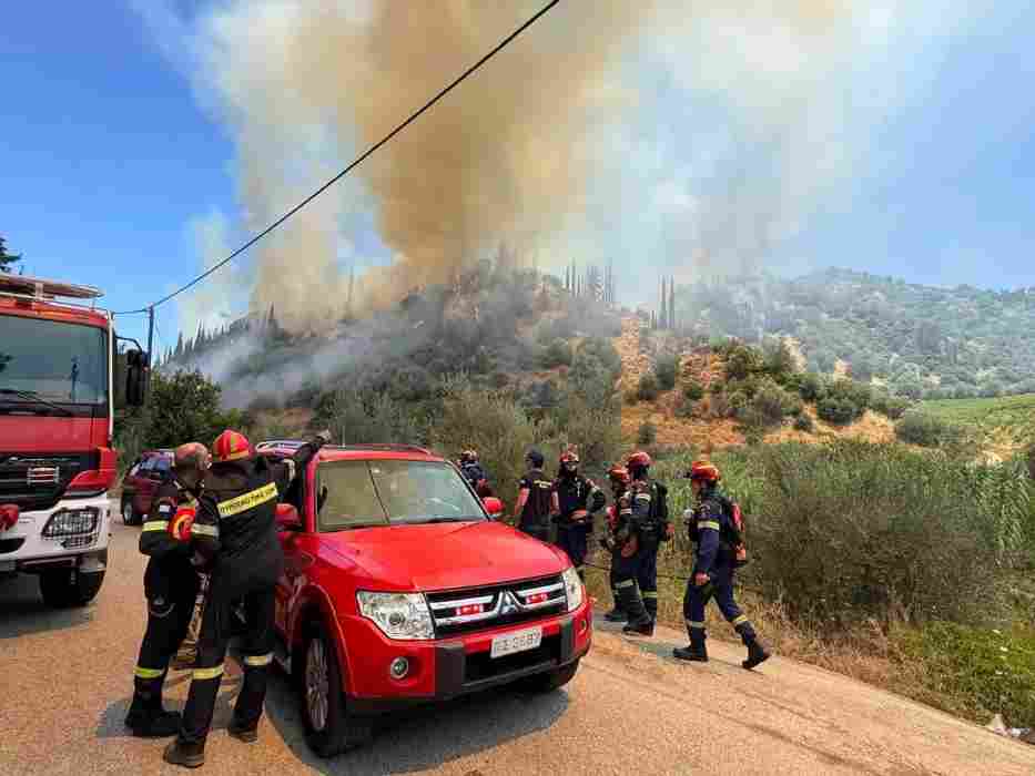 φωτιά, Νεραντζιές, Αίγιο, Αιγιάλεια, πυρκαγιά, Πυροσβεστική, αγροτοδασική έκταση, ελικόπτερα, αεροσκάφη, πεζοπόρο τμήμα, 6η ΕΜΟΔΕ, οχήματα πυρόσβεσης, τοπική αυτοδιοίκηση, υδροφόρες, μηχανήματα έργου, κατάσβεση, επικίνδυνο μέτωπο, καύσωνας, άνεμοι, ξηρή βλάστηση, επιχείρηση πυρόσβεσης, Ελλάδα, Ιούλιος 2025
