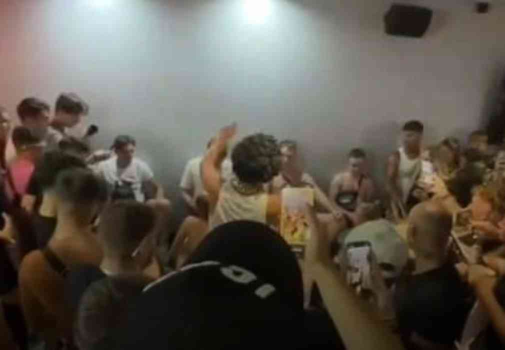 Ζάκυνθος, Λαγανάς, τουρίστες, διαγωνισμός στοματικού έρωτα, viral βίντεο, δημόσιο σκάνδαλο, σοκολάτα, τουρισμός χωρίς όρια, σεξουαλική πράξη, δημόσια προσβολή, μπαρ Ζακύνθου, κατάπτωση αξιών, σεξιστική συμπεριφορά, κοινωνική αντίδραση, νυχτερινή διασκέδαση, βίντεο σοκ, τοπικές αρχές, ψυχαγωγία χωρίς όρια, τουριστική υποκουλτούρα, δημόσια αιδώς