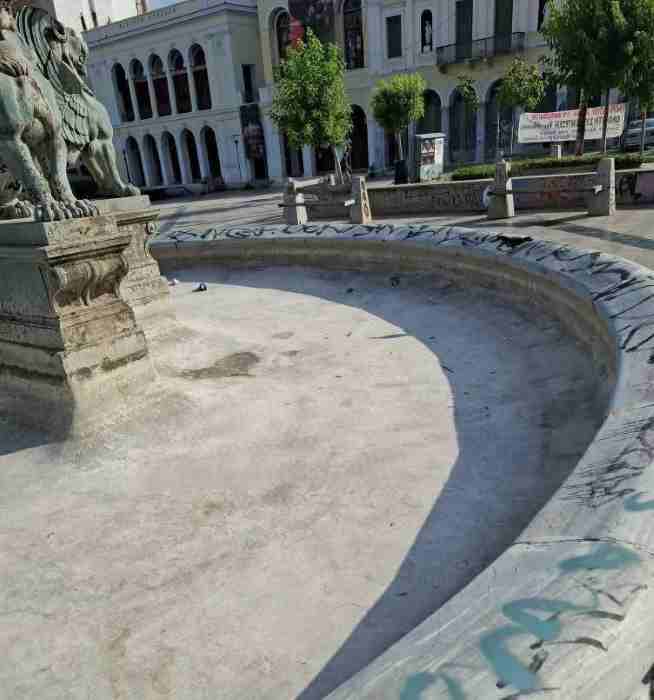 Πάτρα, καύσωνας, ξηρασία, πλατεία Γεωργίου, σιντριβάνια, δημόσιες βρύσες, δροσιά, θερμοκρασία, εγκατάλειψη, σκουπίδια, ξερά χόρτα, δημόσιοι χώροι, πόλη, νερό, υποδομές, κλιματική κρίση, κοινωνική αδιαφορία, δημόσια υγεία, τοπική αυτοδιοίκηση, αστική υποβάθμιση
