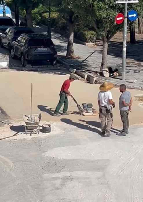Πλατεία Αγίου Γεωργίου, Πάτρα, Ρωμαϊκό Ωδείο, αποκατάσταση, οδόστρωμα, κυβόλιθοι, Δήμος Πατρέων, δημόσια έργα, καθυστέρηση έργων, ιστορικό κέντρο, πεζόδρομος, κυκλοφορία, τουρισμός, αισθητική πόλης, συνεργεία δήμου, ασφάλεια, υποδομές, τεχνικές υπηρεσίες, έργα συντήρησης, τοπική αυτοδιοίκηση