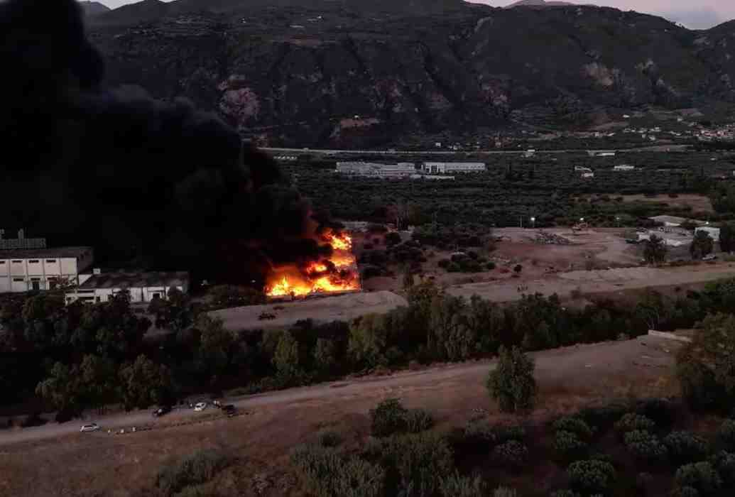 πυρκαγιά, εργοστάσιο ανακύκλωσης, Τέμενη, Αίγιο, φωτιά, Πυροσβεστική, ανακύκλωση, καπνός, ξημερώματα, έκτακτη επικαιρότητα, περιβαλλοντικό συμβάν, βιομηχανική πυρκαγιά, Spy Bres, Αχαΐα, πυροσβεστική δύναμη, φωτιά σε εργοστάσιο, τοπικά νέα, Ελλάδα, φωτιά Τέμενη, πυρκαγιά Αίγιο