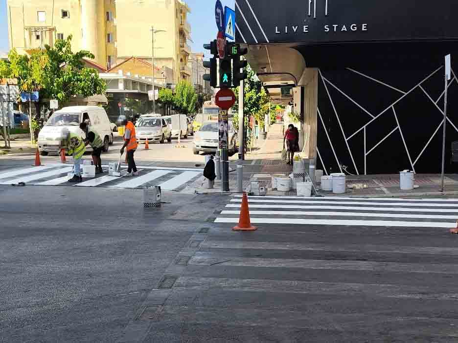 εργολαβία, Περιφέρεια, 18 εκατομμύρια ευρώ, διαβάσεις πεζών, βάψιμο διαβάσεων, μαύρες διαβάσεις, δημόσια έργα, ποιότητα εργασιών, δημόσιοι πόροι, οδική ασφάλεια, έλεγχος έργων, επιβλέψη, επανάληψη εργασιών, σάλος, πολίτες, φορείς, ατυχήματα, προϋπολογισμός, διερεύνηση αιτιών, δημόσια διαχείριση, ασφάλεια πεζών