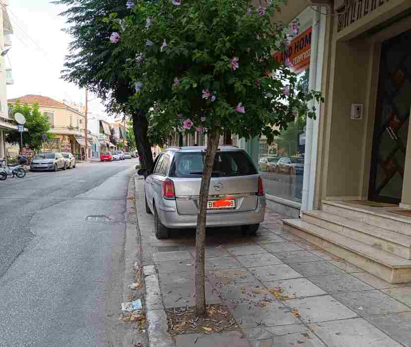 κλειστοί δρόμοι, έργα, κυκλοφοριακό, στάθμευση αυθαίρετη, πεζοδρόμια, εμπόδια, πρόσβαση πεζών, γυναίκες με καρότσια, ηλικιωμένοι, άνθρωποι με προβλήματα όρασης, τροχαία, έλλειψη επιτήρησης, επικίνδυνα σημεία, ατυχήματα, δημοτική αστυνομία, έλεγχος κυκλοφορίας, πρόστιμα, ασφάλεια πεζών, ποιότητα ζωής, ευθύνες αρχών, καταγγελίες πολιτών, παραβατικότητα, αστική τάξη, οδική ασφάλεια, αστική υποδομή