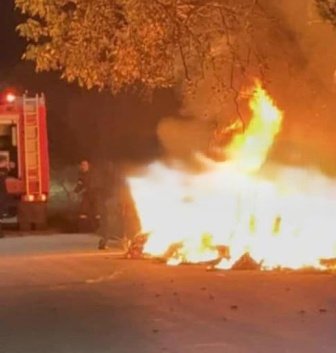 Πάτρα, Ζαρουχλέικα, φωτιά, κάδος απορριμμάτων, πυρκαγιά, Πυροσβεστική, Καρπενησιώτη, Οδυσσέας Ελύτης, κατοικίες, αυτοκίνητα, οικόπεδο, εμπρησμός, ξημερώματα, τοπική κοινωνία, άμεση επέμβαση, κίνδυνος, πυροσβέστες, συναγερμός, πυροσβεστικό όχημα, αιτία πυρκαγιάς