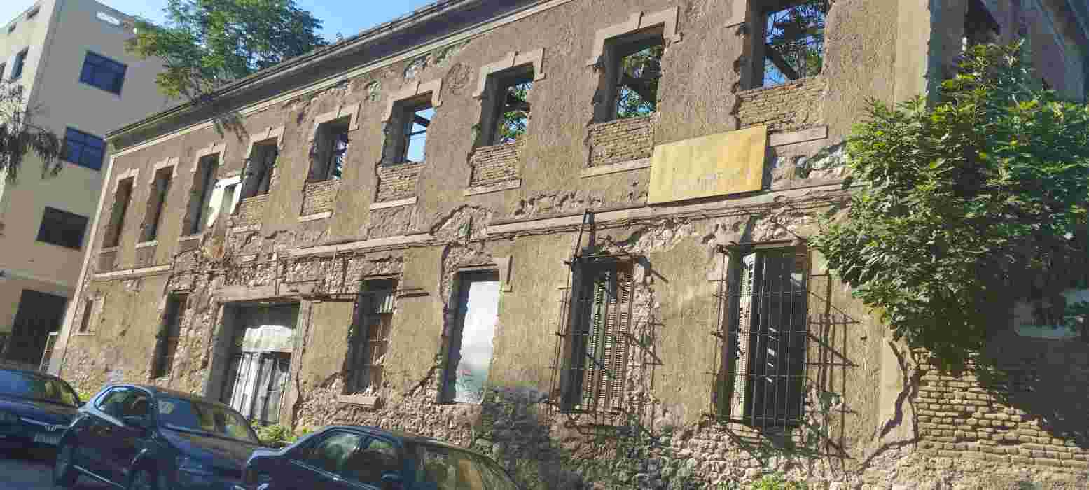 Πάτρα, ΙΚΑ, Ιωαννίνων, Αθηνών, επικίνδυνο σημείο, πεζοδρόμια, δρόμοι, εγκατάλειψη, αδιαφορία, δημοτική αρχή, καθαριότητα, ασφάλεια, πόλη, πολίτες, τραυματισμός, κίνδυνος, υποδομές, ερείπια, καθημερινότητα, αρμόδιοι, δημόσια υγεία, κέντρο πόλης, Πάτρα σήμερα