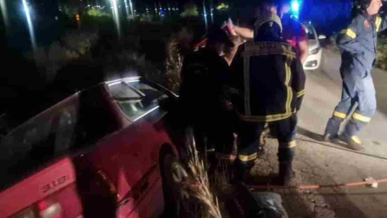 τροχαίο, εκτροπή οχήματος, απεγκλωβισμός, πυροσβεστική, ΕΚΑΒ, αστυνομία, Γλαύκου, Πατρών Κλάους, Ακρωτηρίου, μικρός γκρεμός, πρανές, γυναίκα οδηγός, τροχαίο ατύχημα, σταθεροποίηση οχήματος, πρώτες βοήθειες, Πατρα, παράλληλος δρόμος, κίνδυνος ανατροπής, απώλεια ελέγχου, νυχτερινό ατύχημα