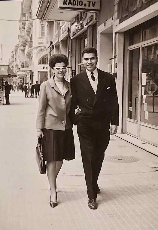 επιφάνεια, αξίες, ήθος, αρχοντιά, ωραιοπάθεια, καλλωπισμός, κοινωνική κρίση, εγωκεντρισμός, ανασφάλεια, ψυχοφάρμακα, εικόνα, εσωτερικός κόσμος, επιδειξιομανία, lifestyle, ματαιοδοξία, ταπεινότητα, καλοσύνη, ενσυναίσθηση, πνευματική παρακμή, κοινωνική παρακμή, εσωτερική καλλιέργεια, κούφια πρότυπα, καταναλωτισμός, υπαρξιακό κενό