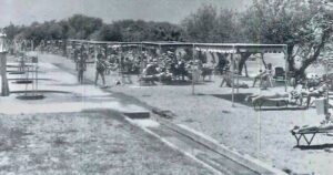 Πλαζ ΕΟΤ, Πάτρα, δεκαετία 1970, παραλία, παιδικές αναμνήσεις, καλοκαίρι, δημόσια παραλία, αξιοπρέπεια, καθαριότητα, οργάνωση, ΕΟΤ, θάλασσα, νοσταλγία, πολιτισμός, ελληνικά καλοκαίρια, Πλαζ Πατρών, αναμνήσεις, παιδική ηλικία, παραδοσιακή Πάτρα, ελληνικός τουρισμός, δημόσιο αγαθό, σεβασμός, καλοκαιρινές διακοπές, τοπική ιστορία