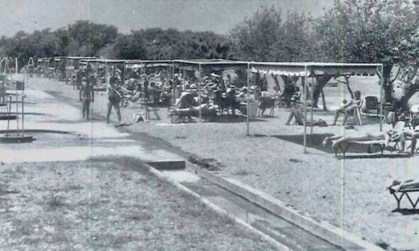 Πλαζ ΕΟΤ, Πάτρα, δεκαετία 1970, παραλία, παιδικές αναμνήσεις, καλοκαίρι, δημόσια παραλία, αξιοπρέπεια, καθαριότητα, οργάνωση, ΕΟΤ, θάλασσα, νοσταλγία, πολιτισμός, ελληνικά καλοκαίρια, Πλαζ Πατρών, αναμνήσεις, παιδική ηλικία, παραδοσιακή Πάτρα, ελληνικός τουρισμός, δημόσιο αγαθό, σεβασμός, καλοκαιρινές διακοπές, τοπική ιστορία