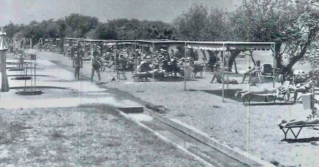 Πλαζ ΕΟΤ, Πάτρα, δεκαετία 1970, παραλία, παιδικές αναμνήσεις, καλοκαίρι, δημόσια παραλία, αξιοπρέπεια, καθαριότητα, οργάνωση, ΕΟΤ, θάλασσα, νοσταλγία, πολιτισμός, ελληνικά καλοκαίρια, Πλαζ Πατρών, αναμνήσεις, παιδική ηλικία, παραδοσιακή Πάτρα, ελληνικός τουρισμός, δημόσιο αγαθό, σεβασμός, καλοκαιρινές διακοπές, τοπική ιστορία