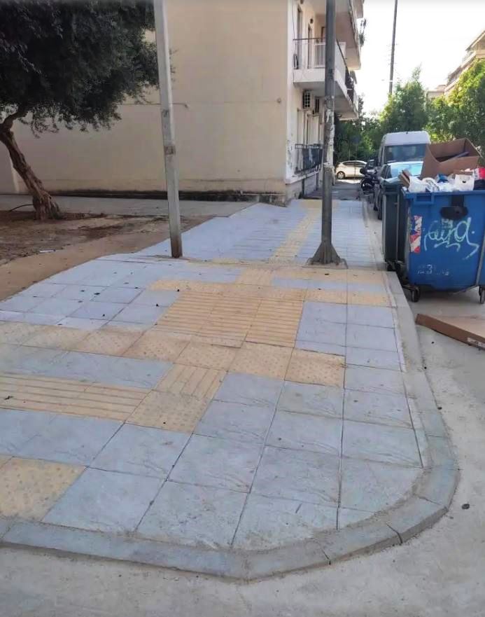 διάβαση, τυφλοί, Αγυιά, προσβασιμότητα, ΑΜΕΑ, προβλήματα όρασης, οδηγός όδευσης τυφλών, λάθος κατασκευή, φιδάκι, ασφάλεια πεζών, διάβαση πεζών, προσβασιμότητα πόλεων, προσβασιμότητα δρόμων, έργα υποδομής, κακή σχεδίαση, προχειρότητα, διάβαση με εμπόδια, κοινωνική ισότητα, δικαιώματα ΑΜΕΑ, δημόσιο έργο, αστικές υποδομές, καθημερινότητα, αστοχία έργου, χιούμορ, viral Ελλάδα