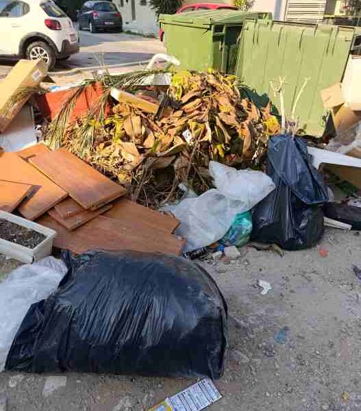 Πάτρα, Ασημάκη Φωτήλα, Μπουκαούρη, δυσωδία, σκουπίδια, καθαριότητα, δημόσια υγεία, Δήμος Πατρέων, υπολειτουργία, ογκώδη απορρίμματα, ακαθαρσίες, κάδοι απορριμμάτων, καλοκαίρι, περιβαλλοντική υποβάθμιση, αγανάκτηση πολιτών, δημόσιος χώρος, εγκατάλειψη, ρύπανση, εικόνα πόλης, αδιαφορία αρχών