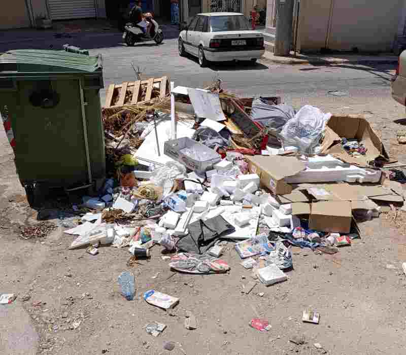 σκουπίδια, καθαριότητα, Δήμος, κάδοι απορριμμάτων, δυσοσμία, δημόσια υγεία, ρύπανση, αδιαφορία, τοπική αυτοδιοίκηση, εγκατάλειψη, πολίτες, καταγγελία, βρωμιά, εικόνες ντροπής, απορρίμματα, προβλήματα πόλης, αποκομιδή, εστία μόλυνσης, περιβάλλον, ευθύνη Δήμου, αγανάκτηση, καθυστέρηση, απορριμματοφόρο, ποιότητα ζωής