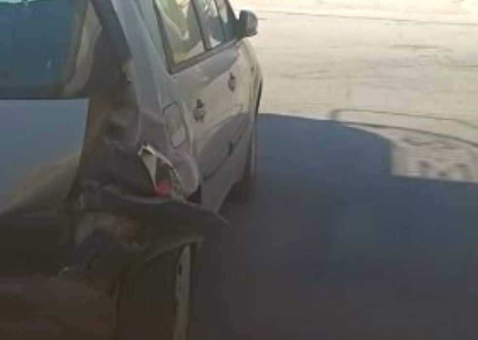 Δεμένικα, μεθυσμένος οδηγός, τροχαίο, σταθμευμένα αυτοκίνητα, ΙΧ, ζημιές, οδός Αγίων Θεοδώρων, αστυνομία, σύλληψη, επεισόδιο, χειροπέδες, επικίνδυνη οδήγηση, αλκοόλ, τροχαίο ατύχημα, Πάτρα, κατοικίες, Ιερός Ναός Αγίων Θεοδώρων, λογομαχία, ένταση, κάτοικοι