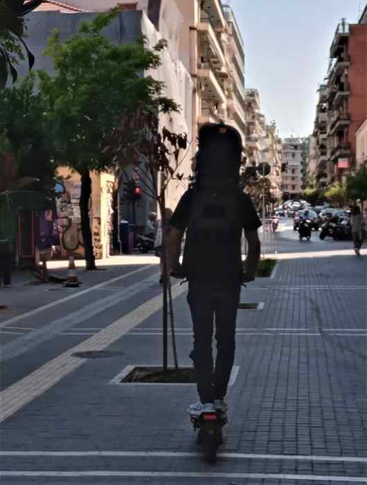 Πάτρα, πατέρας, παιδί, βρέφος, πατίνι, κράνος, ασφάλεια, οδική συμπεριφορά, επικίνδυνη οδήγηση, αμέλεια, ανευθυνότητα, ηλεκτρικό πατίνι, Οδυσσέας Ξεριζωτής, Σύλλογος Ελληνοκαναδών, κίνδυνος, κοινωνική ευαισθησία, τροχαία ατυχήματα, δημόσια καταγγελία, κοινή λογική, προστασία ανηλίκων