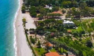 Ποροβίτσα, Αχαΐα, παραλία, μονοήμερη απόδραση, Πάτρα, θάλασσα, ηρεμία, γαλήνη, καθαρά νερά, φύση, ακτή, μυστικό της Αχαΐας, χαλάρωση, ανεξερεύνητες παραλίες, καλοκαιρινές εξορμήσεις, Ελλάδα, παραθαλάσσιες αποδράσεις, ήσυχες παραλίες, ακατοίκητες ακτές, φυσική ομορφιά