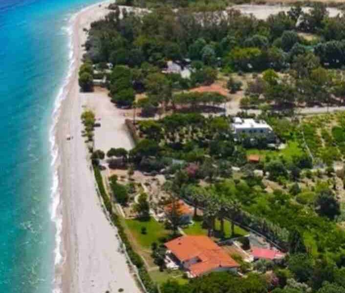 Ποροβίτσα, Αχαΐα, παραλία, μονοήμερη απόδραση, Πάτρα, θάλασσα, ηρεμία, γαλήνη, καθαρά νερά, φύση, ακτή, μυστικό της Αχαΐας, χαλάρωση, ανεξερεύνητες παραλίες, καλοκαιρινές εξορμήσεις, Ελλάδα, παραθαλάσσιες αποδράσεις, ήσυχες παραλίες, ακατοίκητες ακτές, φυσική ομορφιά