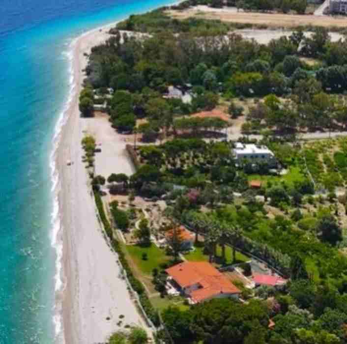 Ποροβίτσα, Αχαΐα, παραλία, μονοήμερη απόδραση, Πάτρα, θάλασσα, ηρεμία, γαλήνη, καθαρά νερά, φύση, ακτή, μυστικό της Αχαΐας, χαλάρωση, ανεξερεύνητες παραλίες, καλοκαιρινές εξορμήσεις, Ελλάδα, παραθαλάσσιες αποδράσεις, ήσυχες παραλίες, ακατοίκητες ακτές, φυσική ομορφιά