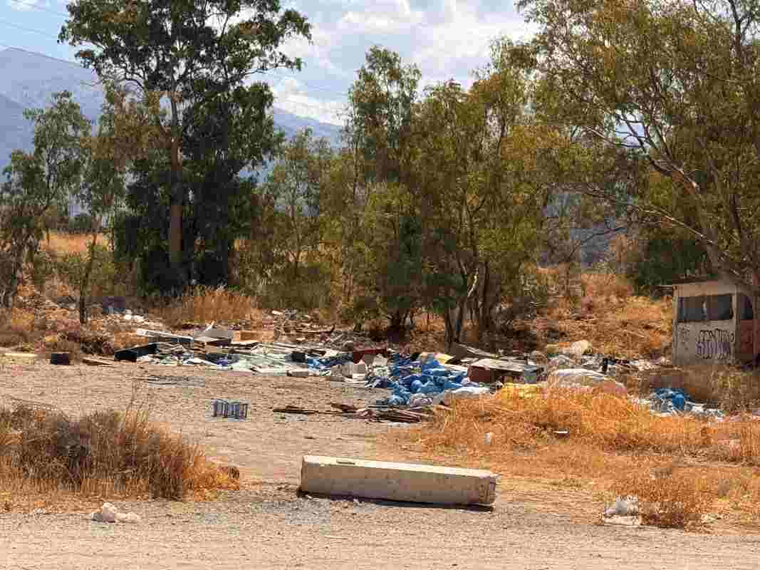 Πάτρα, Patra, σκουπίδια, garbage, μπάζα, debris, Τόφαλος, Tofalos, Πανεπιστήμιο Πατρών, University of Patras, καμμένη περιοχή, burned area, ρύπανση, pollution, δημόσιος χώρος, public space, καθαριότητα, cleanliness, περιβαλλοντική κρίση, environmental crisis, αστική υποβάθμιση, urban degradation, κάτοικοι, residents, αγανάκτηση, outrage, τοπικά νέα, local news