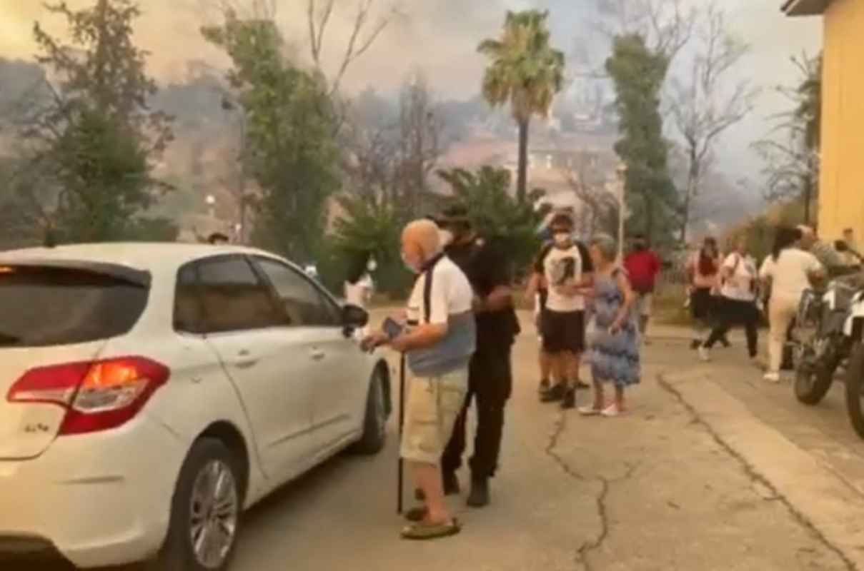 Πάτρα, πυρκαγιά, Αρόη, Διάκος, Ρωμανός, εκκένωση, Παμπελοποννησιακό Στάδιο, πυρόπληκτοι, φιλοξενία, κλιματισμός, Λυκοχόρου, διακοπή κυκλοφορίας, οχήματα έκτακτης ανάγκης, Κωνσταντοπούλειο Γηροκομείο, ηλικιωμένοι, Πολιτική Προστασία, πυροσβεστική, άνεμοι, υψηλές θερμοκρασίες, πύρινος εφιάλτης, Αχαΐα