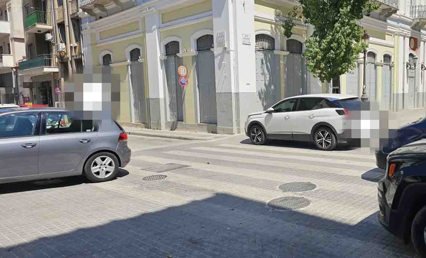 Απαγόρευση παρκαρίσματος, παράνομη στάθμευση, Πάτρα, πεζόδρομος, Βότση, Μαιζώνος, Τροχαία Πάτρας, ασυδοσία, κυκλοφοριακό, κέντρο Πάτρας, έλεγχος Τροχαίας, πρόστιμο, παραβάσεις, δημοσιογραφικό άρθρο