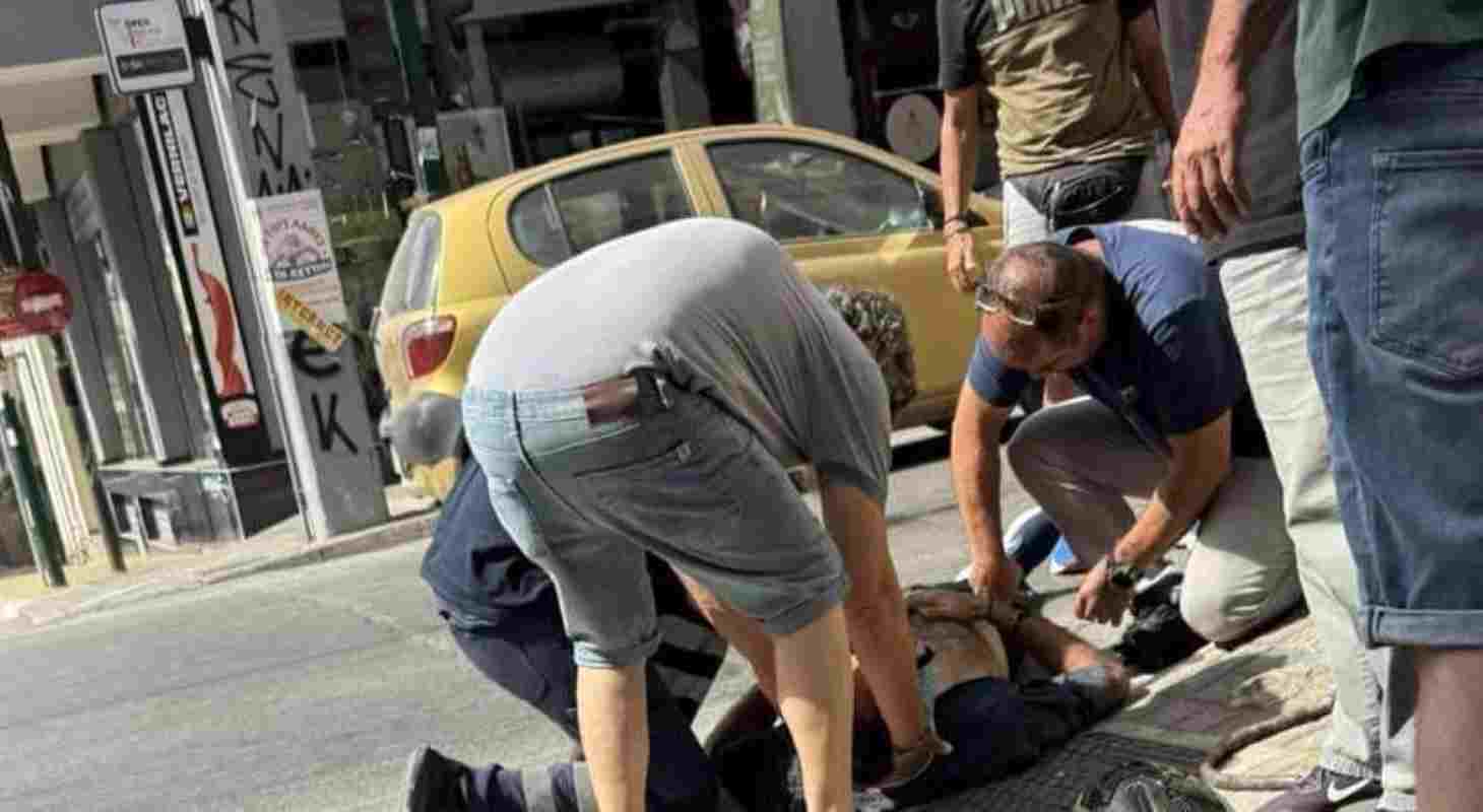 τροχαίο Πάτρα, car accident Patras, τροχαίο κέντρο Πάτρας, traffic accident Patras center, ΙΧ με μηχανή, car vs motorcycle crash, διασταύρωση Κορίνθου Αράτου, Korinthou Aratou intersection, τραυματισμός οδηγού μηχανής, injured motorcyclist, σοβαρό τροχαίο, serious road accident, ασθενοφόρο ΕΚΑΒ, ambulance EKAB, Πανεπιστημιακό Νοσοκομείο Πάτρας, University Hospital of Patras, τροχαία Πατρών, Patras Traffic Police, εκσφενδονίστηκε στο πεζοδρόμιο, thrown onto sidewalk, τραυματίας με αισθήσεις, conscious injured man