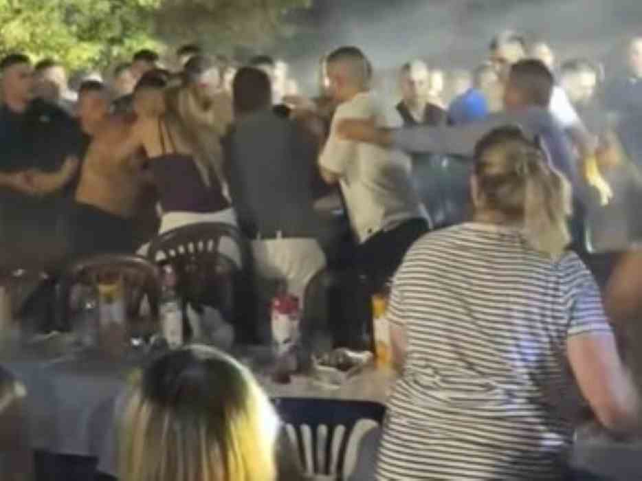 Γωγώ Τσάμπα, Αιτωλοακαρνανία, Σιταράλωνα, πανηγύρι, καυγάς, συμπλοκή, Καγκέλια, Mega, παραδοσιακή μουσική, επεισόδιο, τραγούδι, μικρόφωνο, ένταση, γλέντι, τοπική κοινωνία, προσαγωγές, τραυματισμοί, ορχήστρα, ψυχραιμότεροι