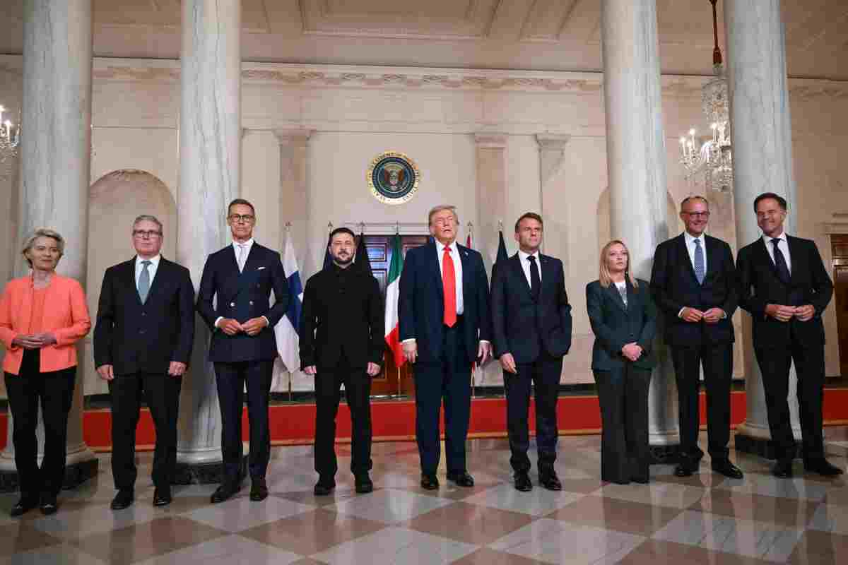White House, Trump, Zelensky, Macron, Ukraine, diplomatic talks, Ukraine crisis, international politics, summit meeting, Alaska, European leaders, press statements, geopolitics, peace, diplomacy, international crisis
