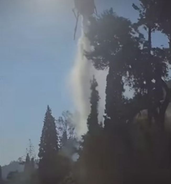 Πατρα, πυρκαγιά, ελικόπτερο πυρόσβεσης, ρίψη νερού, στροβιλισμός αέρα, σπασμένα κλαδιά, διερχόμενα αυτοκίνητα, υλικές ζημιές, τραυματισμοί, Πυροσβεστική, απαγόρευση κυκλοφορίας, επίγειες δυνάμεις, εναέριες δυνάμεις, ανεξέλεγκτη φωτιά, δασική έκταση, ισχυροί άνεμοι, κίνδυνος πολιτών, μάχη με τις φλόγες, κατοικημένες περιοχές