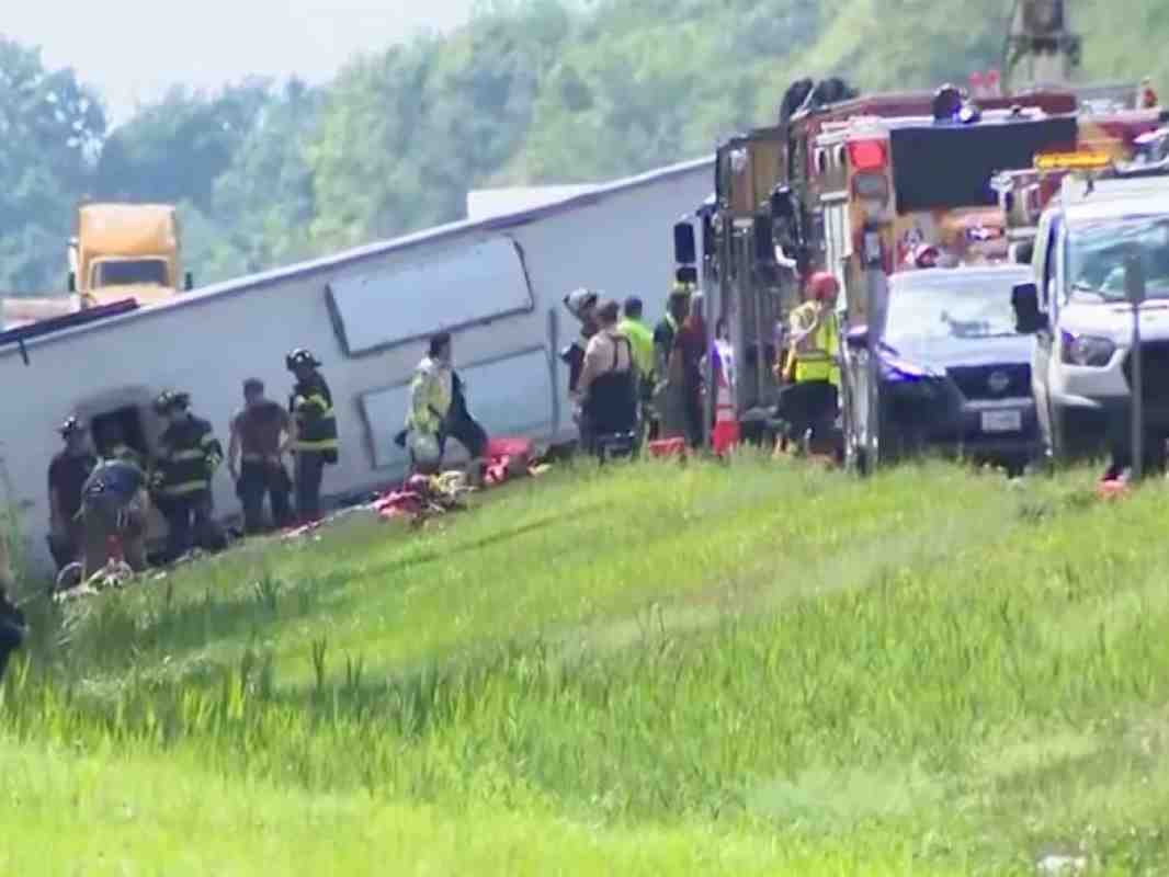 δυστύχημα Νέα Υόρκη, accident New York, τουριστικό λεωφορείο, tour bus, λεωφορείο ανατροπή, bus overturn, τροχαίο δυστύχημα ΗΠΑ, USA traffic accident, πολλοί νεκροί, multiple dead, παιδί μεταξύ νεκρών, child among dead, τραυματίες επιβάτες, injured passengers, εγκλωβισμένοι στα συντρίμμια, trapped in wreckage, επιχείρηση διάσωσης, rescue operation, δυτική Νέα Υόρκη, western New York, αυτοκινητόδρομος, highway crash, αστυνομία Νέα Υόρκης, New York police, ζωντανή εικόνα δυστύχημα, live accident footage