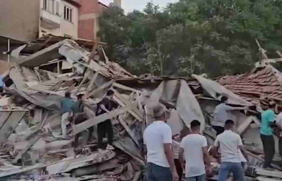 σεισμός, Τουρκία, Μπαλίκεσιρ, Μαρμαρά, 6,1 Ρίχτερ, καταστροφές, διασώσεις, AFAD, Κωνσταντινούπολη, μετασεισμοί, φυσική καταστροφή, έκτακτη ανάγκη, εστιακό βάθος, σεισμική δόνηση, βορείο Αιγαίο, κτίρια, δήμαρχος, αγωνιώδεις προσπάθειες