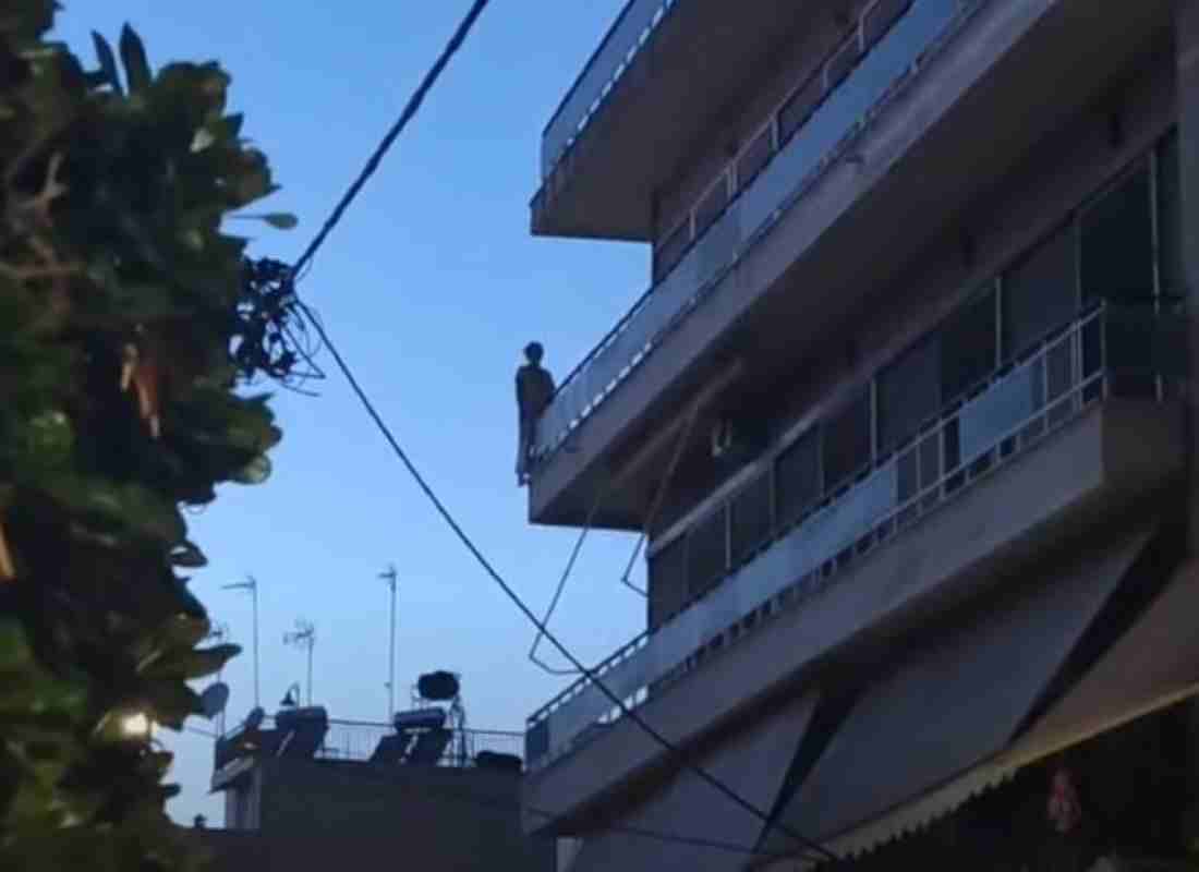 Αγρίνιο τραγωδία, Agrinio tragedy, πτώση από μπαλκόνι, balcony fall, γυναίκα 45 ετών, 45-year-old woman, τραγικό περιστατικό, tragic incident, πτώση τέταρτος όροφος, fourth floor fall, Αστυνομία Αγρίνιο, Agrinio Police, Πυροσβεστική Αγρίνιο, Agrinio Fire Department, σορός γυναίκας, woman’s body, οδός 14ης Σεπτεμβρίου Αγρίνιο, 14th September Street Agrinio, μητέρα και παιδί Αγρίνιο, mother and child Agrinio, τοπική κοινωνία σοκαρισμένη, shocked local community, τραγικός θάνατος, tragic death, ειδήσεις Αγρίνιο, Agrinio news, Ελλάδα δυστύχημα, Greece accident, επείγον περιστατικό, emergency incident, αστυνομικό ρεπορτάζ, police report, τραγωδία Ελλάδα, tragedy Greece, πρώτο θέμα Αγρίνιο, top story Agrinio, έκτακτες ειδήσεις, breaking news, πτώση γυναίκας Ελλάδα, woman fall Greece