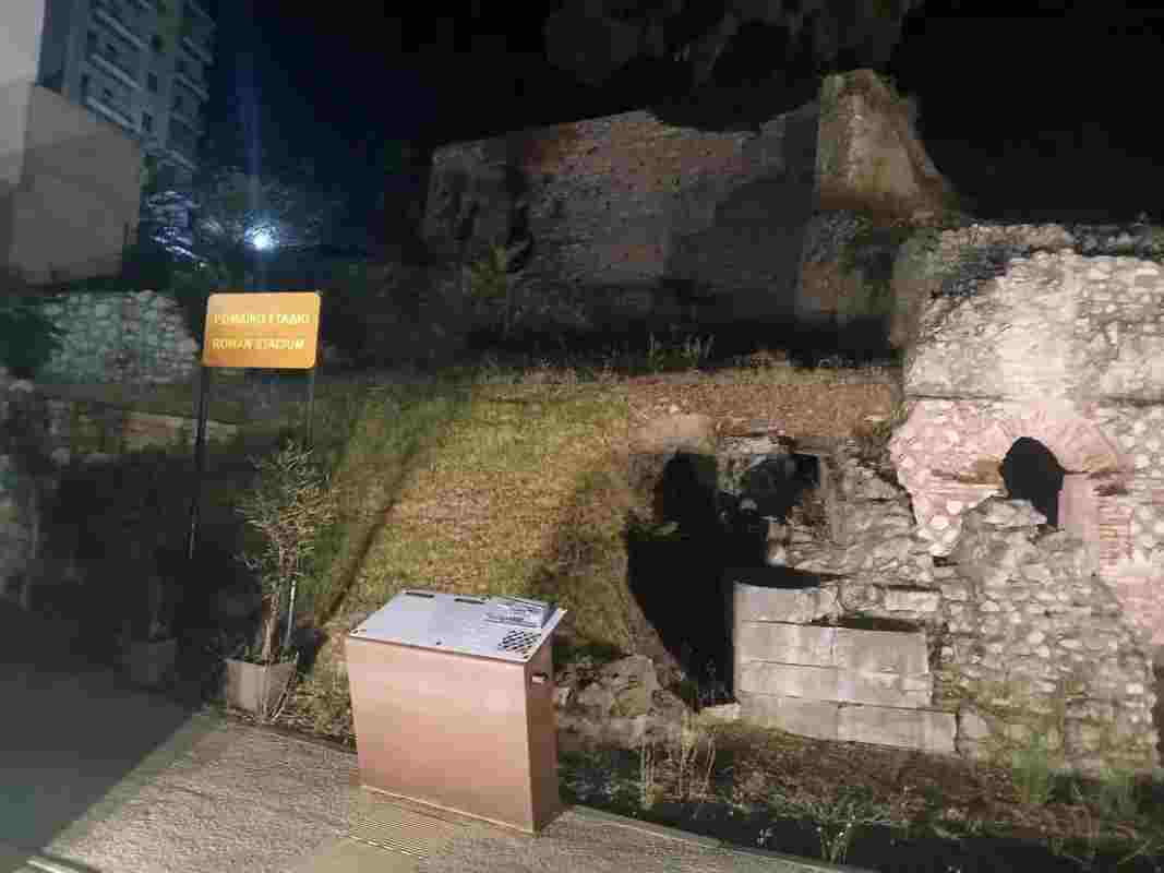 Ρωμαϊκό Στάδιο Πάτρας, Roman Stadium Patras, Ρωμαϊκό Ωδείο Πάτρας, Roman Odeon Patras, αρχαιολογικός χώρος Πάτρα, archaeological site Patras, φωταγωγημένο μνημείο, illuminated monument, τουρισμός Πάτρα, Patras tourism, ιστορικό κέντρο Πάτρας, Patras city center, αρχαία μνημεία Πάτρα, ancient monuments Patras, Κάστρο Πάτρας, Patras Castle, πολιτιστική κληρονομιά Πάτρα, cultural heritage Patras, αρχαία Ρώμη Πάτρα, Ancient Rome Patras, Αχαΐα αξιοθέατα, Achaia attractions, νυχτερινός φωτισμός μνημείων, monument night lighting, Πάτρα καλοκαίρι, Patras summer, επισκεψιμότητα Πάτρα, Patras visitors, αρχαιολογικός τουρισμός Ελλάδα, archaeological tourism Greece