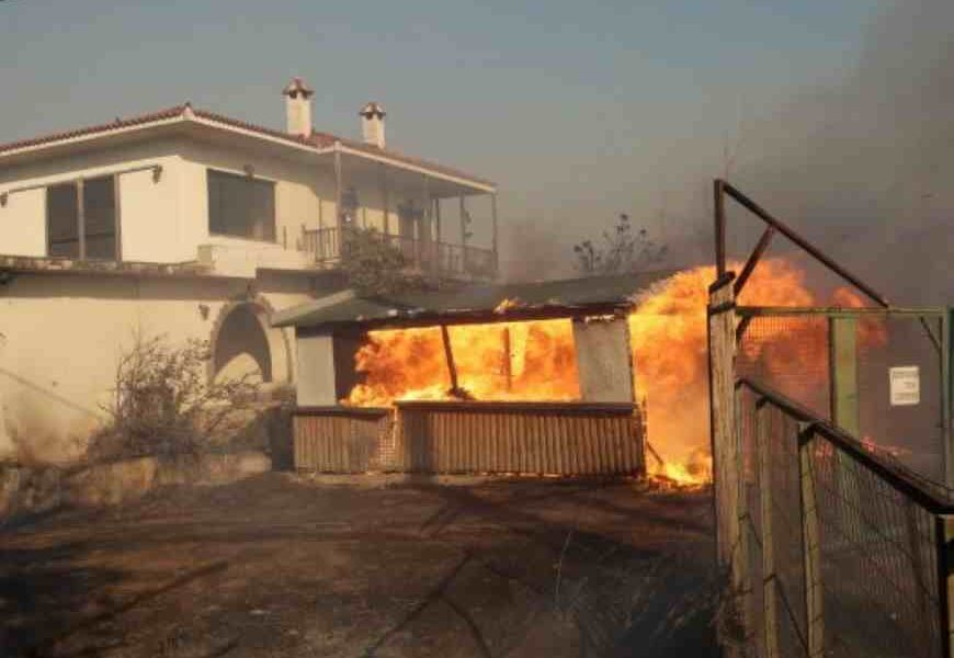 πυρκαγιά, Κερατέα, θάνατος, ηλικιωμένος, απανθρακωμένος, πύρινο μέτωπο, Πυροσβεστική, απεγκλωβισμοί, καταστροφή, Τογάνι
