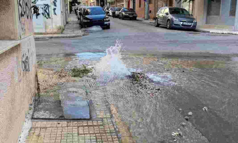 διαρροή νερού, water leak ΔΕΥΑΠ, DEYAP Πάτρα, Patras Άγιος Αλέξιος, Agios Alexios Μακεδονίας οδός, Macedonia street Σαρανταπόρου οδός, Sarantaporou street βλάβη ύδρευσης, water supply damage σπατάλη νερού, water waste καταγγελία κατοίκων, residents’ complaint δημοτική ύδρευση, municipal water supply τοπικά νέα Πάτρα, local news Patras προβλήματα ύδρευσης, water supply problems απραξία ΔΕΥΑΠ, DEYAP inaction καθυστερήσεις συνεργείων, repair delays περιβαλλοντικό ζήτημα, environmental issue πλατεία Αγίου Αλεξίου, Agios Alexios square